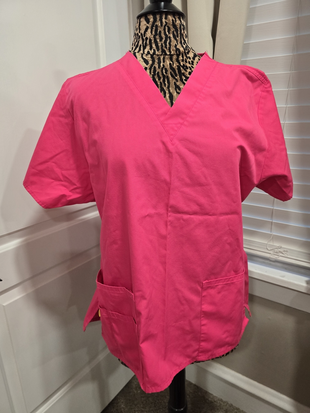 Large Wonderwink Women's V-Neck Medical Scrub Top - Hot Pink